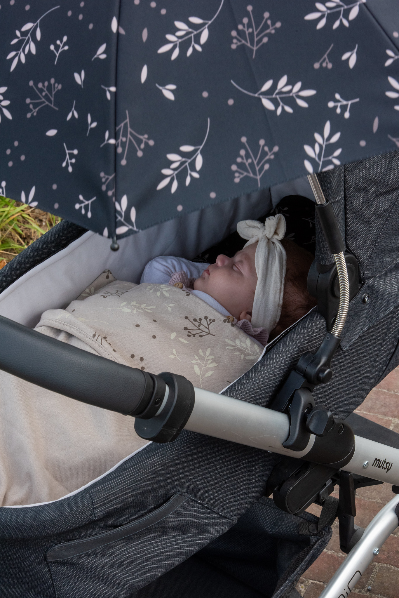 Aurinkovarjo rattaisiin Dooky Pram Parasol Black Leaves